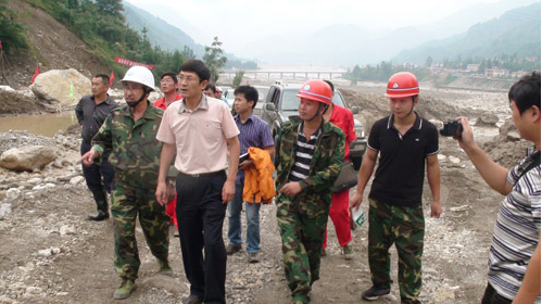 四川省國土資源廳副廳長(cháng)徐志文（中）到四川省蜀通建設集團施工現場(chǎng)視察